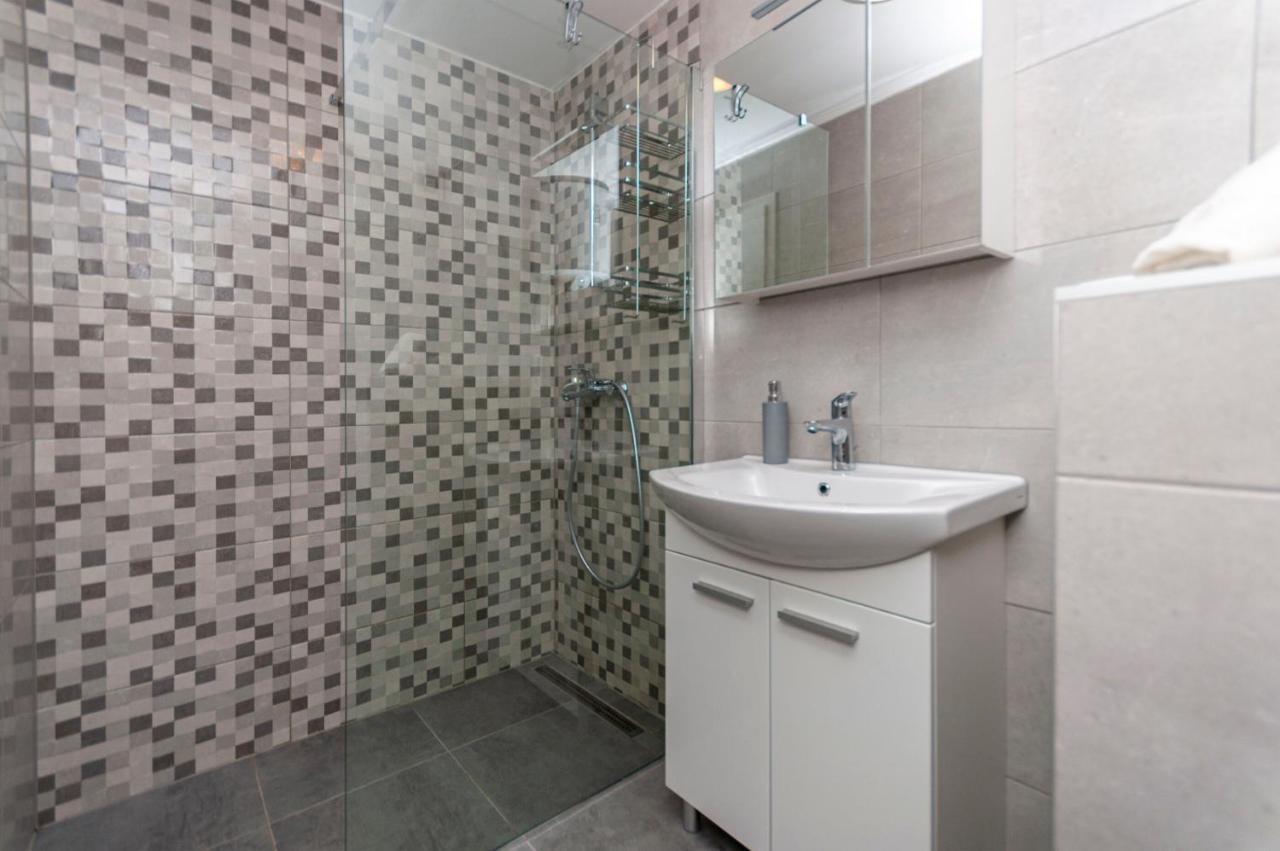 Apartments And Rooms Nikola Omis Exterior photo